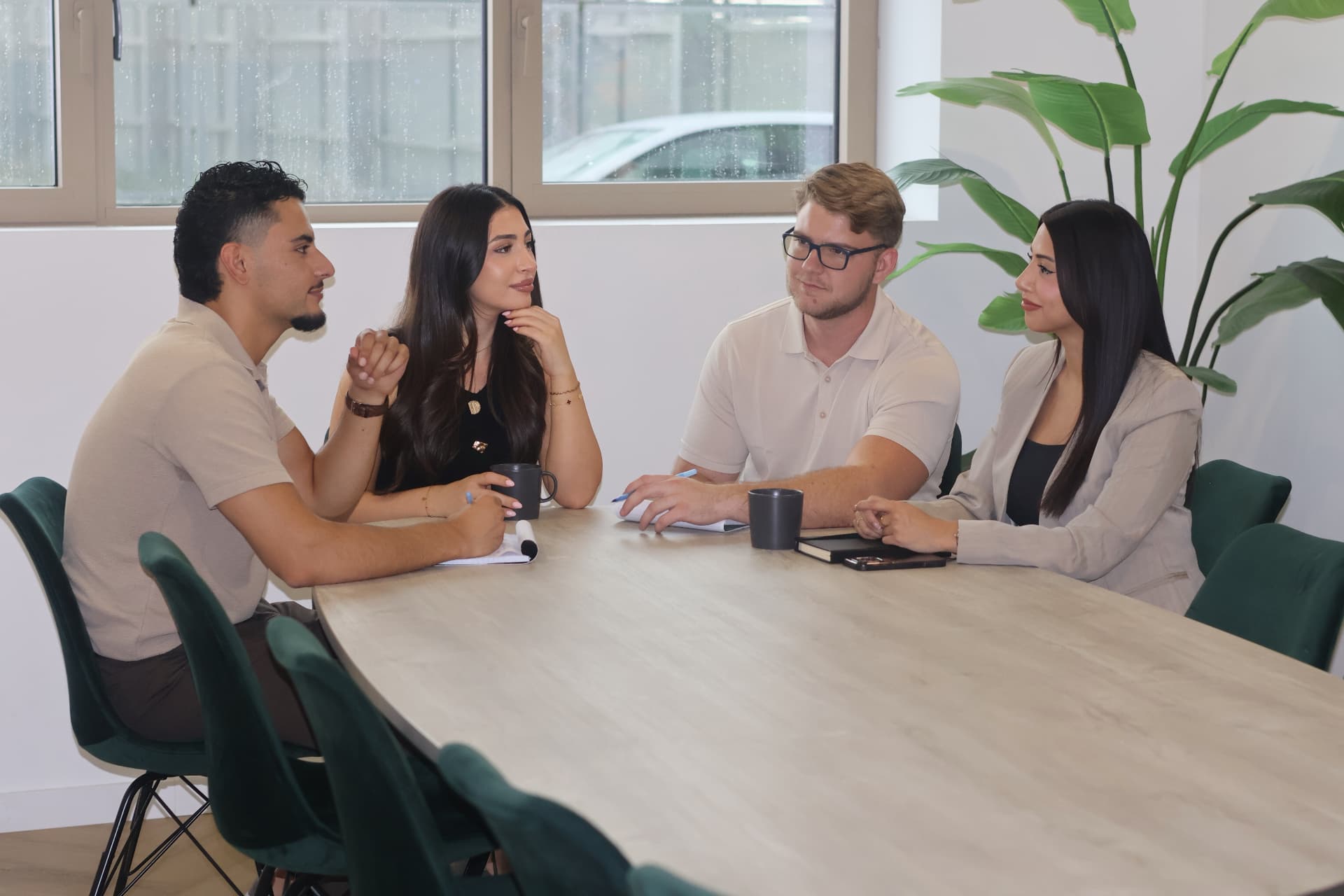 Team in gesprek tijdens een overleg op kantoor