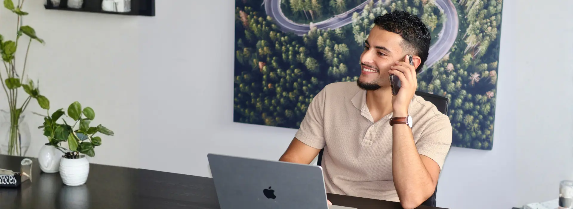 Recruiter van Personeel Select aan de telefoon
